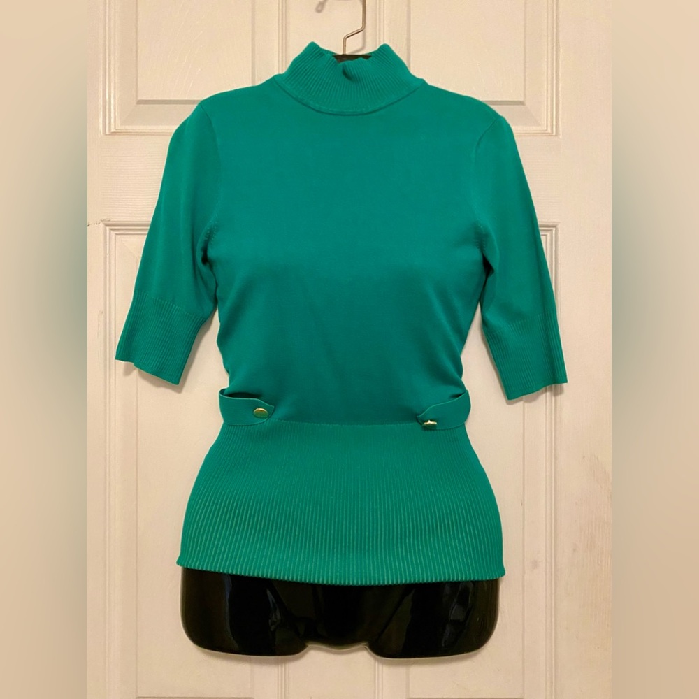 NWT CACHE Green Short Sleeve Turtleneck Stretch Sweater Top, Shirt. Size XS.
